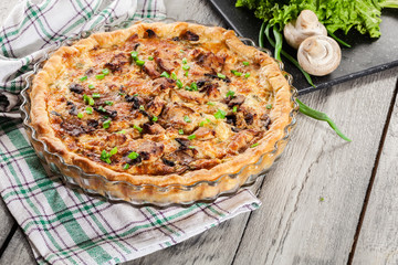 Tart with chicken, mushrooms and cheese
