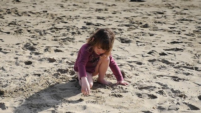 enfant sur le sable(slow motion)