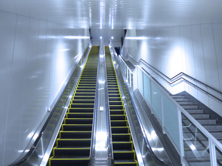 地下鉄のエスカレーター