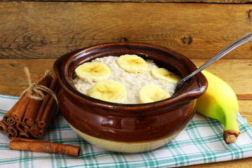 Oatmeal porridge in bowl topping with banana 