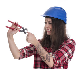 Weiblicher Handwerker mit Kneifzange 