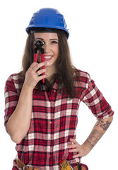 Weiblicher Handwerker schaut durch eine Kneifzange 