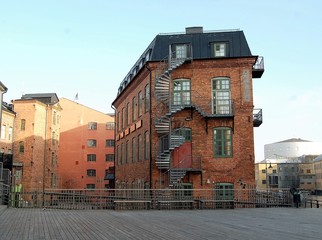 Gammalt hus i industrilandskapet