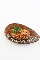 小皿に入れた納豆