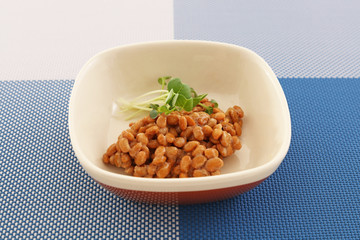 小皿に入れた納豆