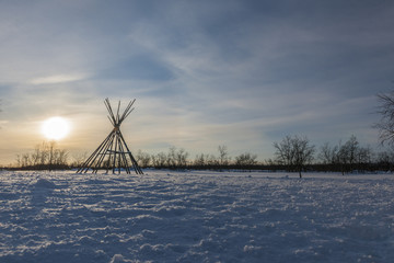 Winter teepee in snowfield   © trattieritratti