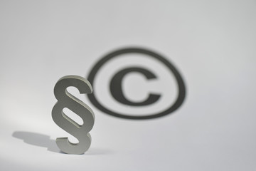 Urheberrecht, Copyright, Medienrecht, Raubkopien, Raubkopie, Paragraph, geistiges Eigentum, Produktpiraterie, Vervielfältigung, Multimedia, Medien - obrazy, fototapety, plakaty