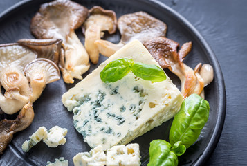 Blue cheese with walnuts and oyster mushrooms