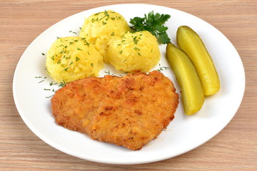 kotlet schabowy z ziemniakami i ogórkiem