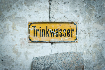 Lost Places: Hinweisschild "Trinkwasser"