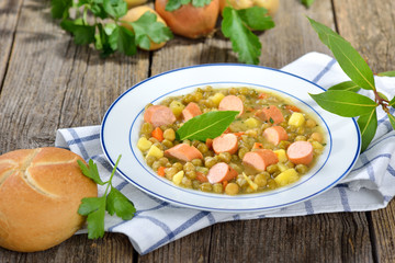 Deftiger Erbseneintopf mit Kartoffeln, Speck und Wiener Würstchen  - Hearty pea stew with potatoes, bacon and Viennese sausages