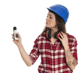 Weiblicher Handwerker mit Lärmpegel 