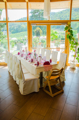 Hochzeitsfeier Tisch und Sessel mit Hussen