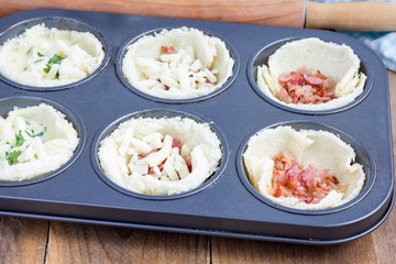 Process of making mini quiche with bacon, using bread toast instead of dough