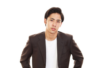 疲れた表情の男性