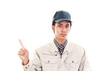 指示する笑顔の作業員