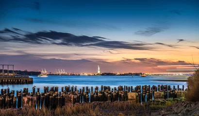 Photo sur Plexiglas Ville sur leau Beautiful view from Brooklyn Bridge Park at twilight time