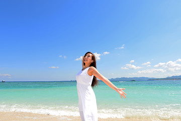 Fototapeta na wymiar 沖縄の美しい海でくつろぐ女性