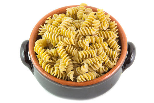 Pasta cruda in un tegame