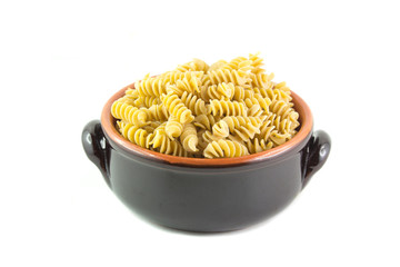 Fusilli crudi in una scodella di terracotta