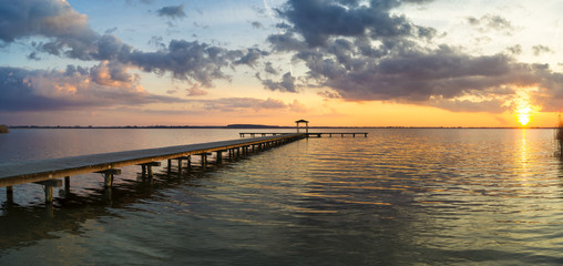 Piękny,wielobarwny zachód słońca nad jeziorem