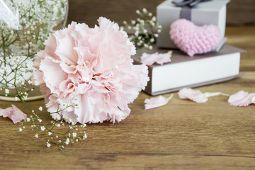Obraz na płótnie Canvas Carnation flowers on wooden table