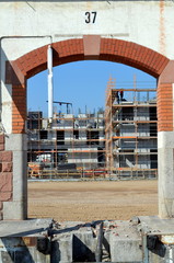 Neubaugebiet hinter Altbaufassade