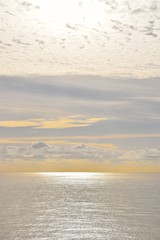 In der Morgendämmerung über dem Meer, eine mystische Stimmung