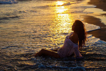 Fototapeta premium woman sea and sunset