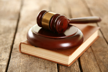 Obraz premium Wooden gavel with book on wooden background