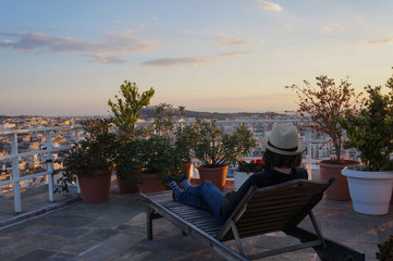 Jeune femme sur chaise longue, Athènes, Grèce