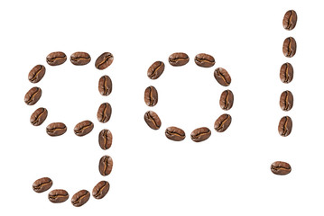 geröstete Kaffeebohnen formen das englische Wort GO auf weißem Untergrund