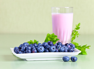  blueberry yogurt and berries