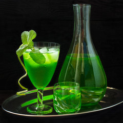 Cocktail with tarragon, mint and ice