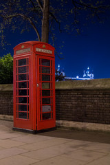 Obraz premium Red telephone and Tower Bridge at night, London