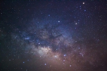 Fototapeta premium Zbliżenie galaktyki Droga Mleczna, fotografia długiej ekspozycji, z grą