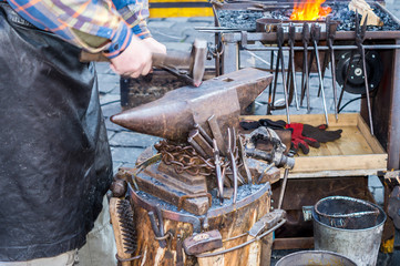 Schmied bei der Arbeit