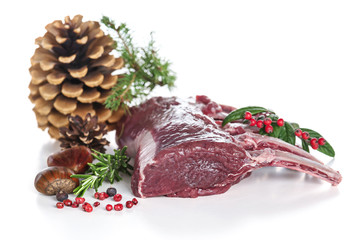 Rohes Hirschkarree als Freisteller