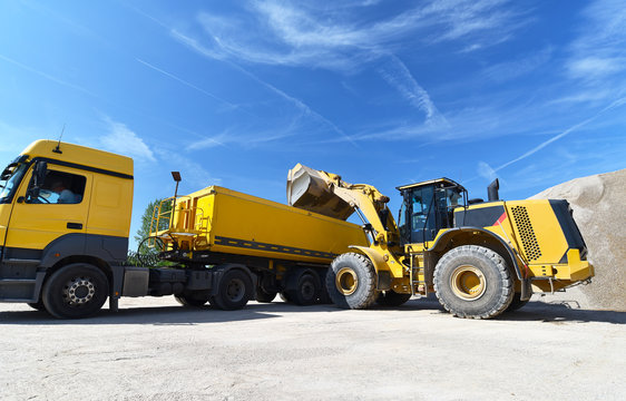 Verladung von Sand in einem Kieswerk, Radlader bel&auml;dt LKW 
