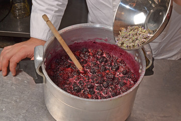 Cocinero preparando mermelada de frutas,moras.