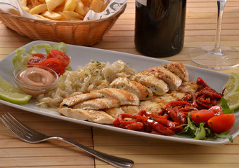 Pollo a la plancha con vegetales y verduras.