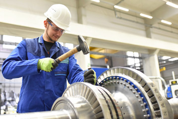 Facharbeiter in der Industrie, mechanische Fertigung im Maschinenbau - Konstruktion von Gasturbinen...
