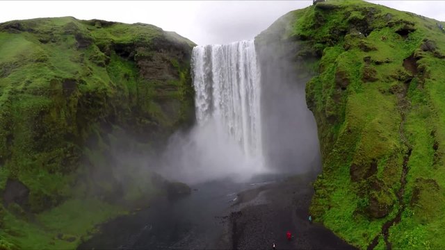 Drohnen Flug &uuml;ber Island Wasserfall