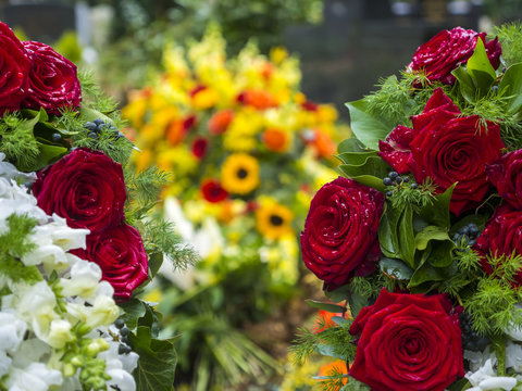 Rote Rosen vor einem frischen Grab, Frankfurt, Hessen, Deutschland