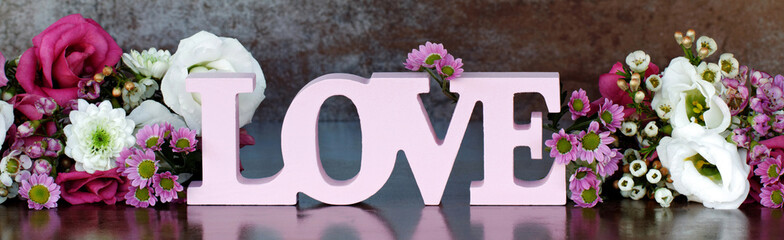 Schriftzug Love mit Blumen