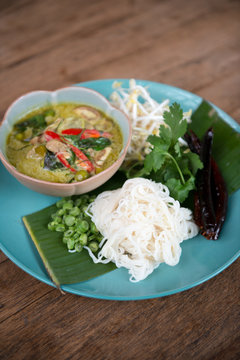 Rice noodle with green curry.