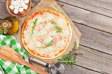 Quattro fromaggi pizza with lettuce