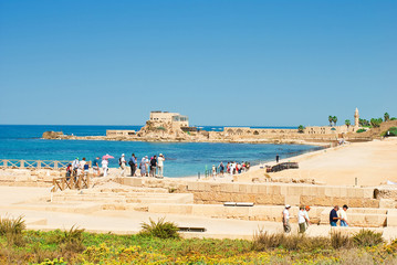Obraz premium Israel. Caesare. Tourists on the Coast of the Mediterranean sea.