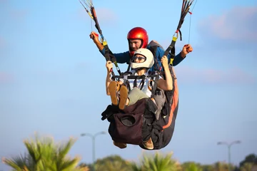 Photo sur Plexiglas Sports aériens A man and woman paragliding