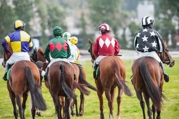 Crédence de cuisine en verre imprimé Léquitation Race horses and jockeys walking to the starting line